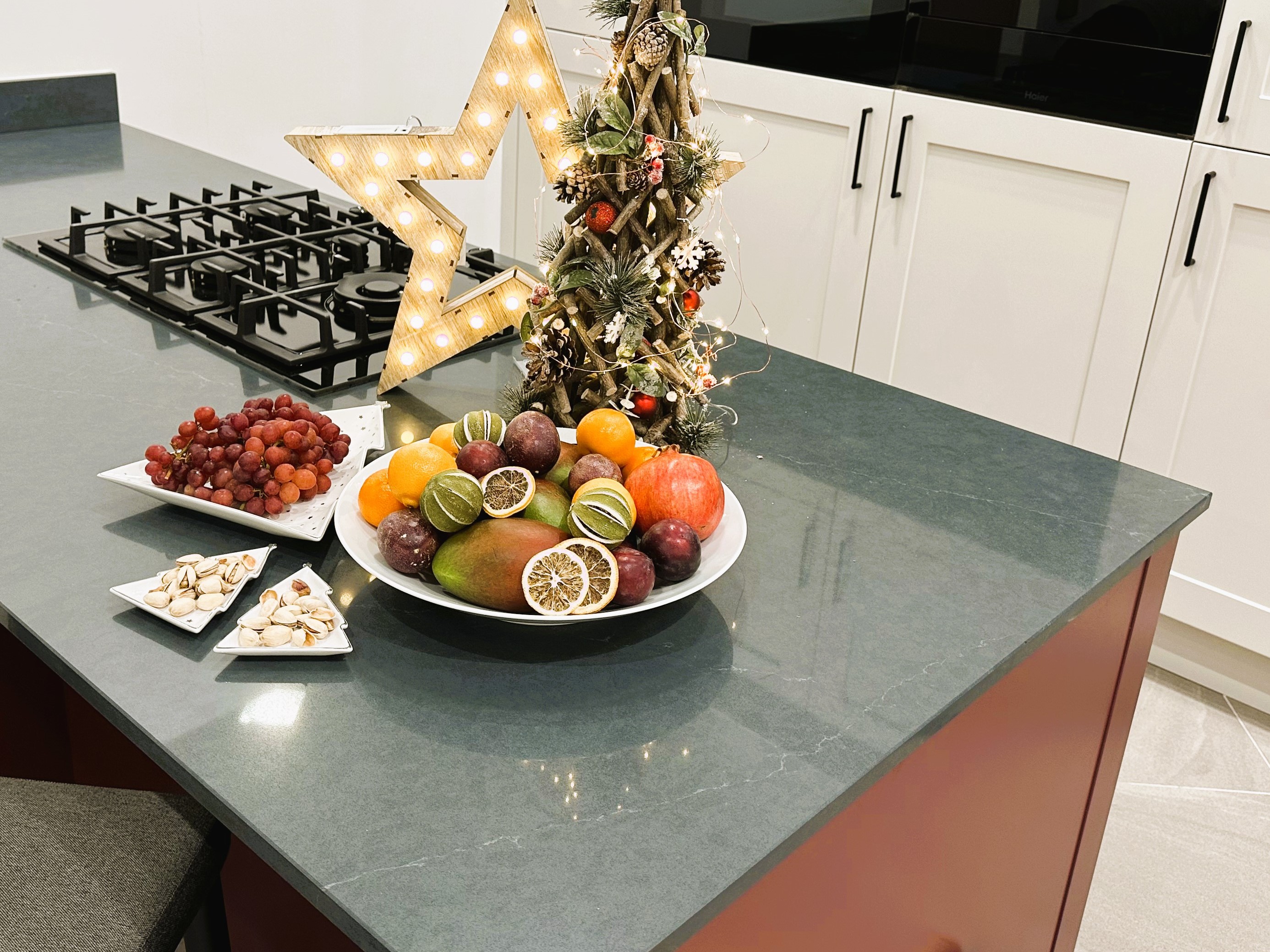 Kitchen Islands: The Perfect Hub for Family Entertaining  